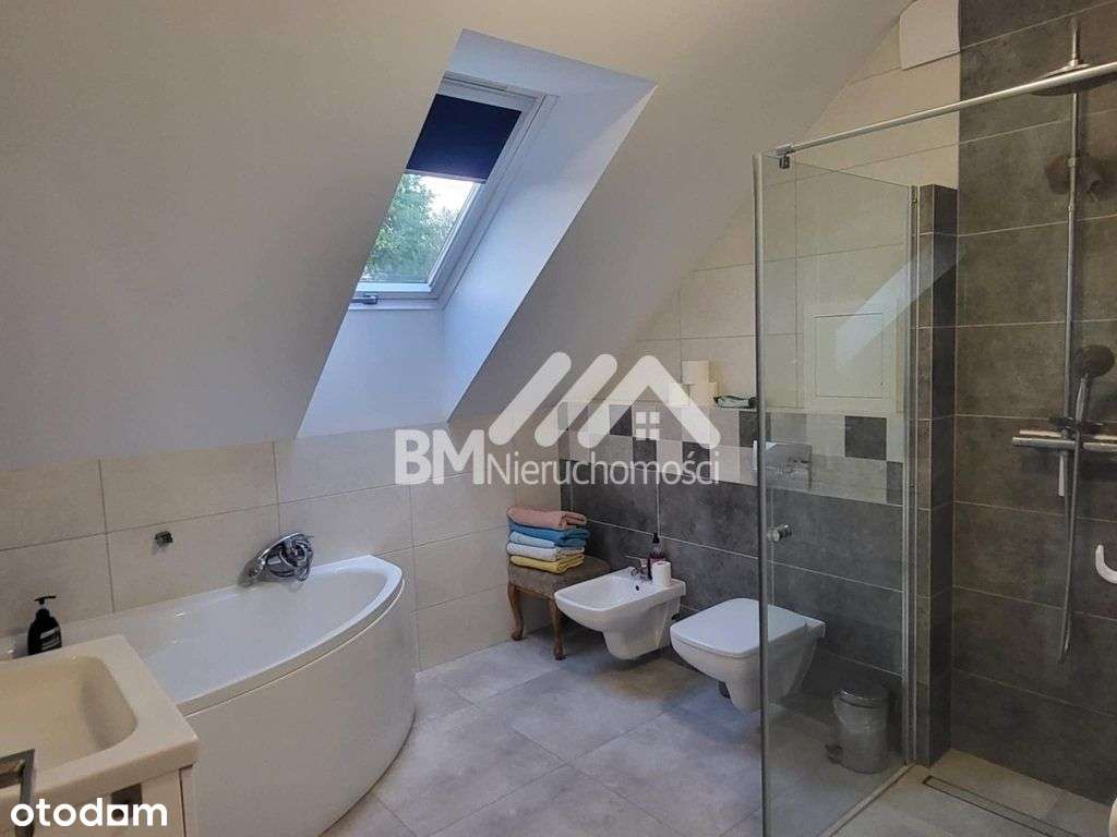 Dom wolnostojący z garażem na dwa samochody.-12