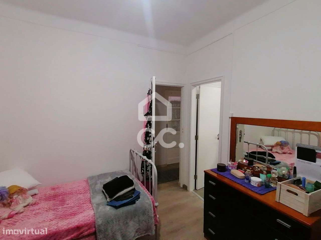 Prédio com Espaço Comercial e Habitação T3+1-12