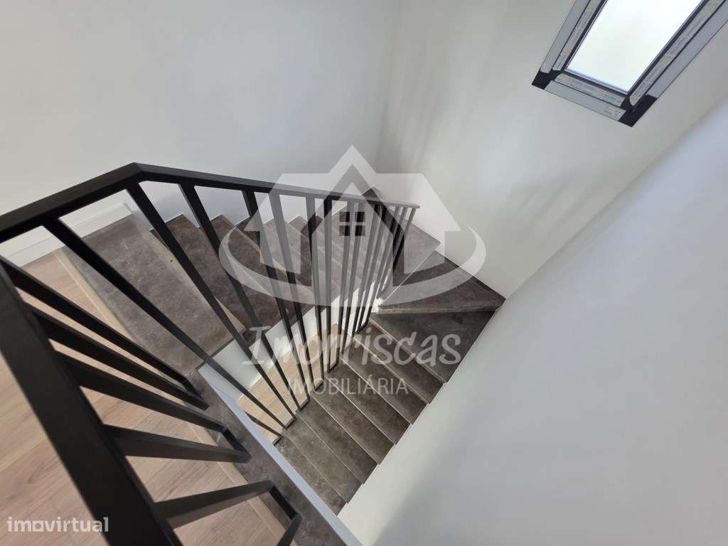 Moradia T3+1 na Portela de Azóia, em Santa Iria de Azóia-15