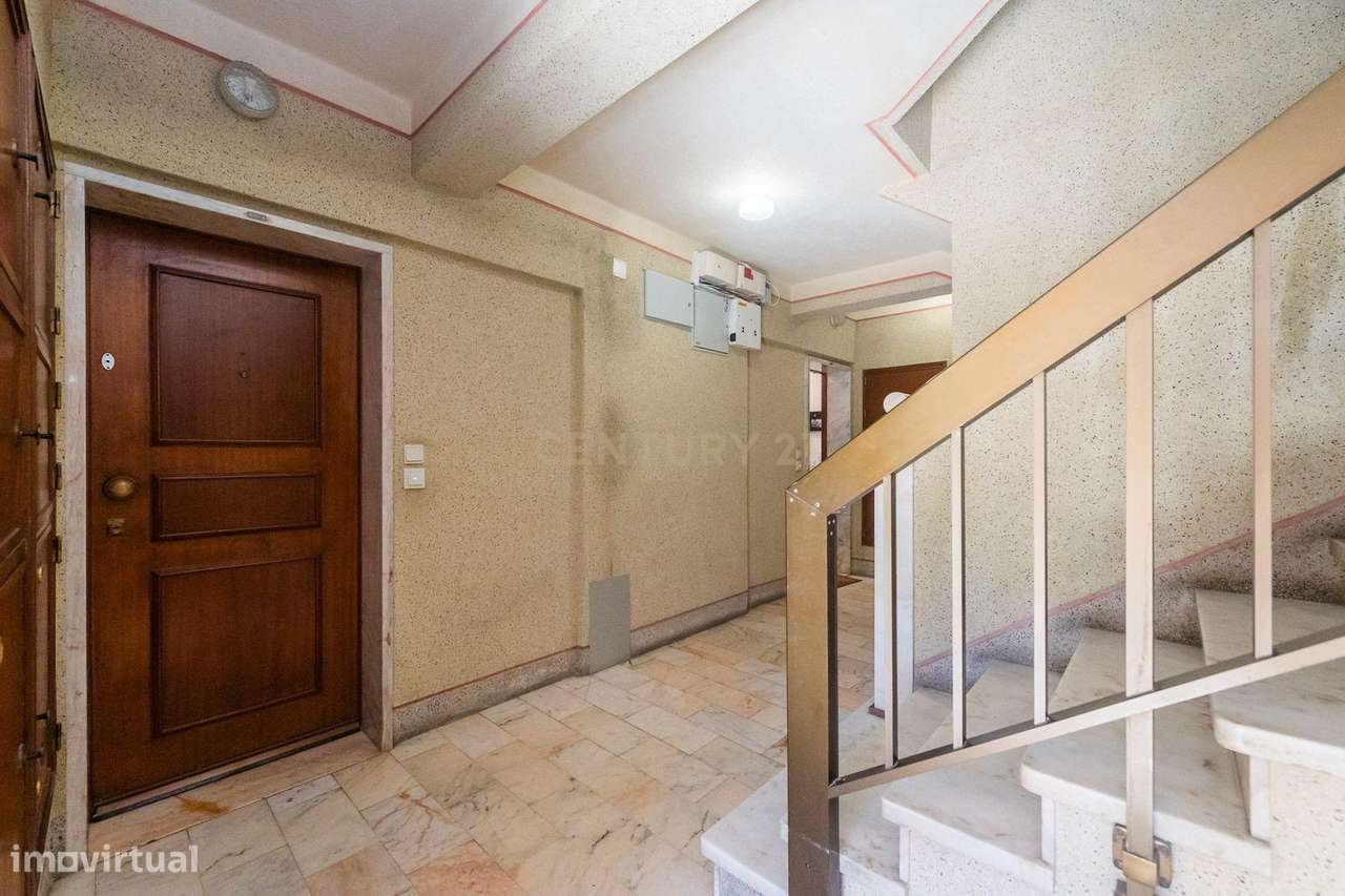 Apartamento T2 em bom estado, parcialmente remodelado-34