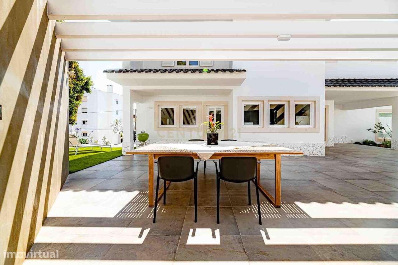 Sofisticada moradia T5+1, remodelada em 2022, com área de churrasqueir - Grande imagem: 4/58