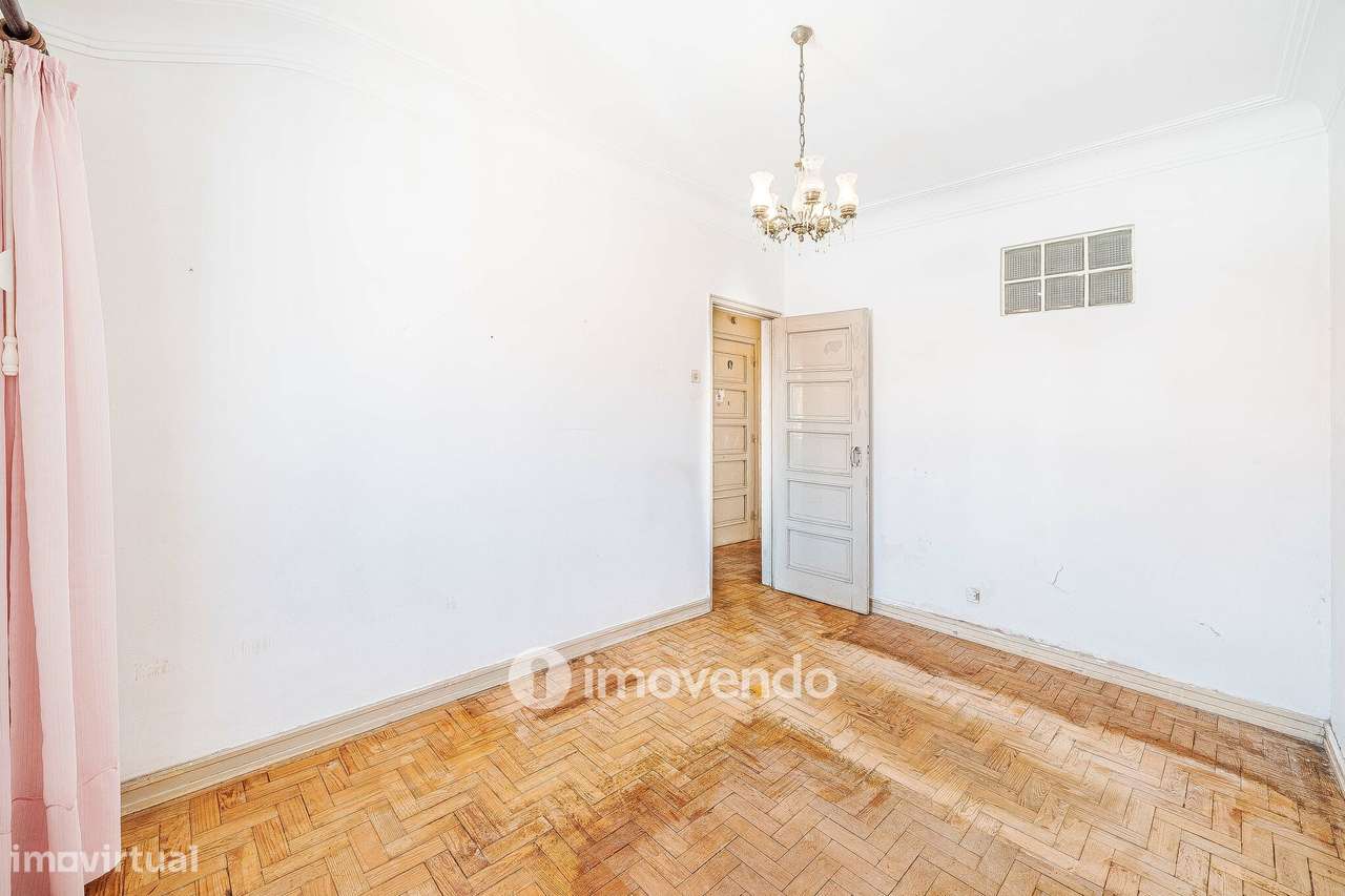 Apartamento T2 com duas varandas, na Graça, em Lisboa-25