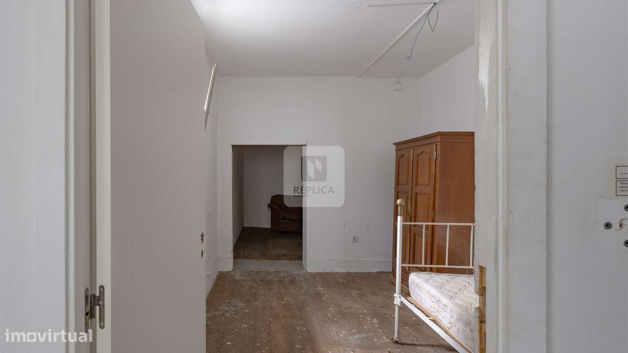 Prédio para Remodelar em Localização Prime no Centro do Porto - Grande imagem: 4/17