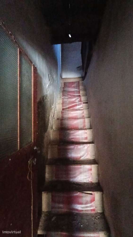 Moradia em banda de 2 pisos com Quintal no centro de Sarilhos Grandes - Grande imagem: 5/21