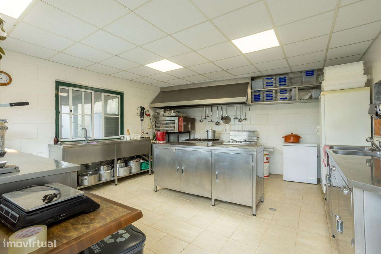 Quinta de 7800 m2  com Casa Principal T3, Apartamento T1 e 6 quartos i-9