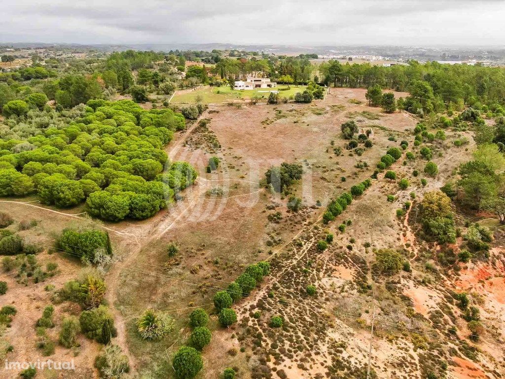 Terreno com ruína, perto da praia, em Lagos, Algarve