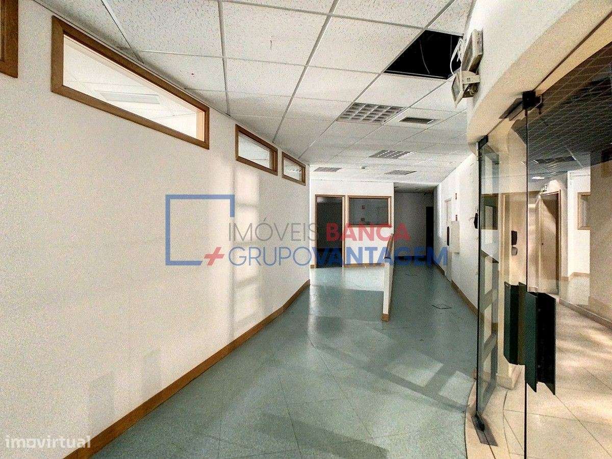 Escritório com 329m2 na Av. Columbano Bordalo Pinheiro - Grande imagem: 4/24