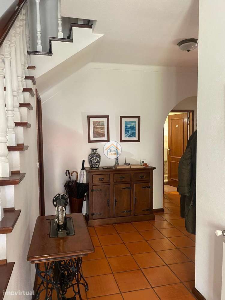 Moradia Geminada  de um dos lados do outro tem entarada e jardim em to-11