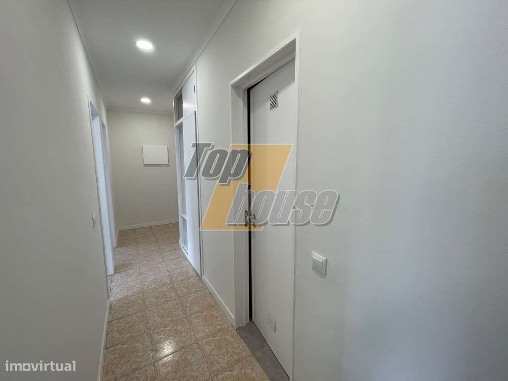 Apartamento T1 Totalmente Reabilitado em Santo António da Caparica-5