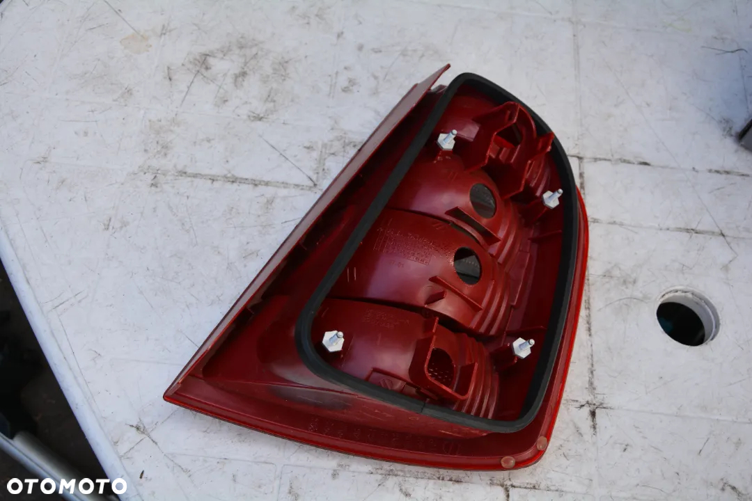 SKODA FABIA I LIFT LAMPA Lewa TYŁ 086651911 - 2