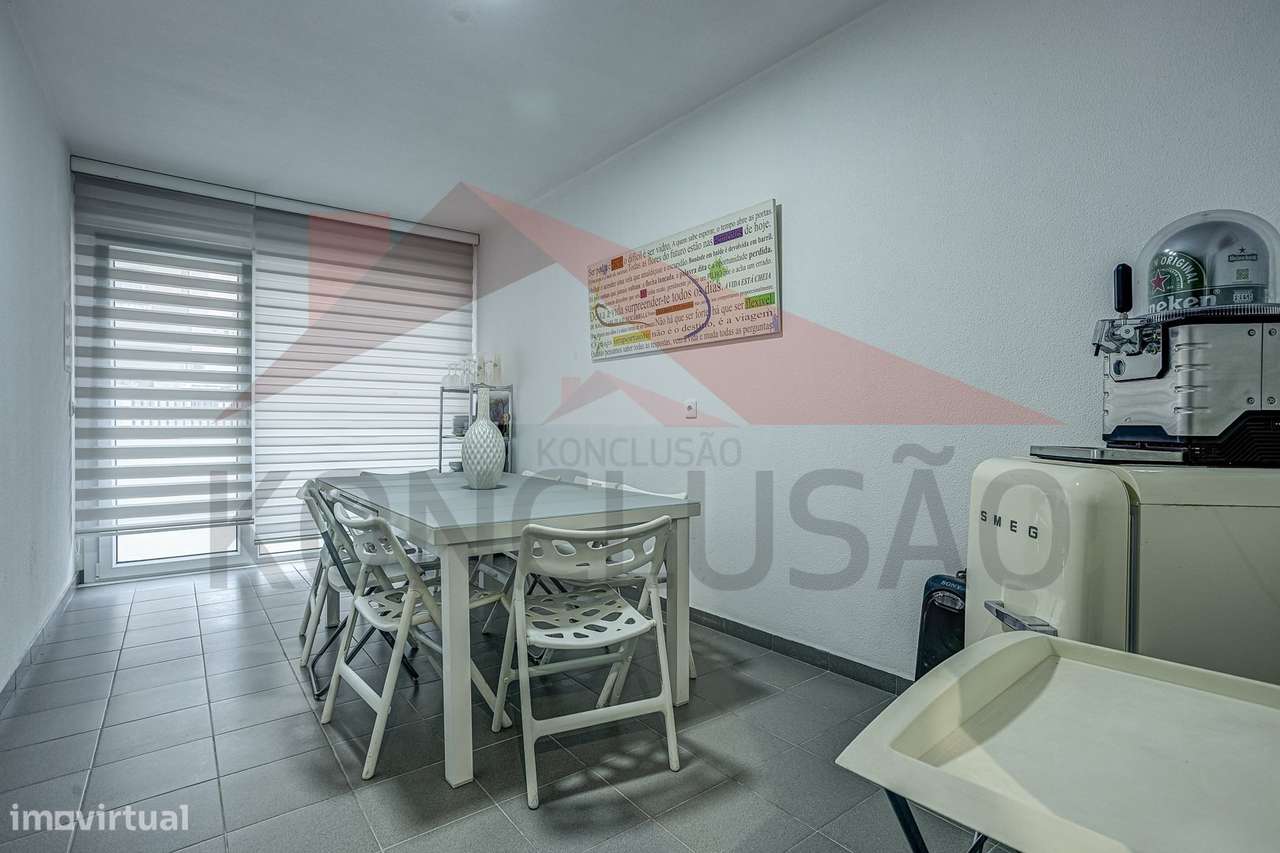 Moradia T4 de arquitetura moderna, estado de nova.-6