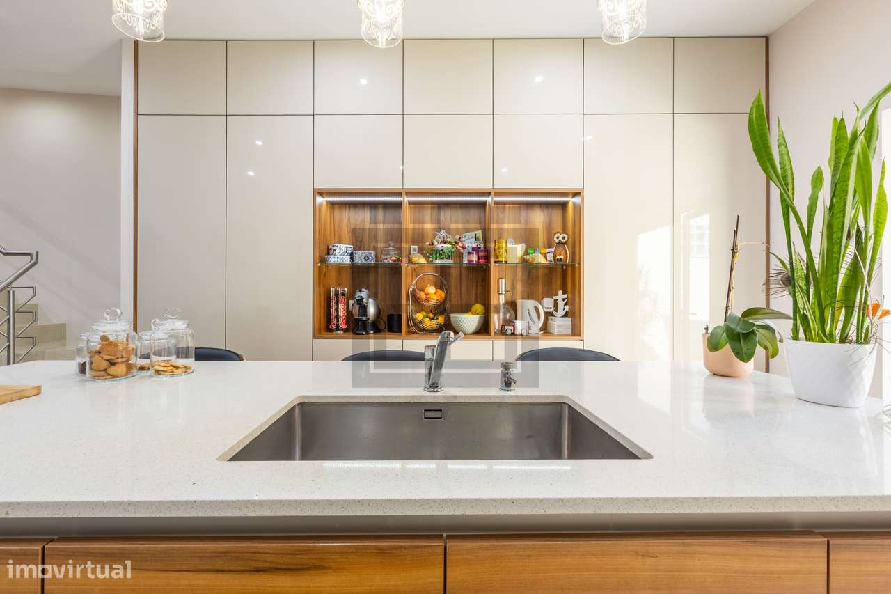 Moradia T3 Renovada no Centro de Ovar - Grande imagem: 2/37