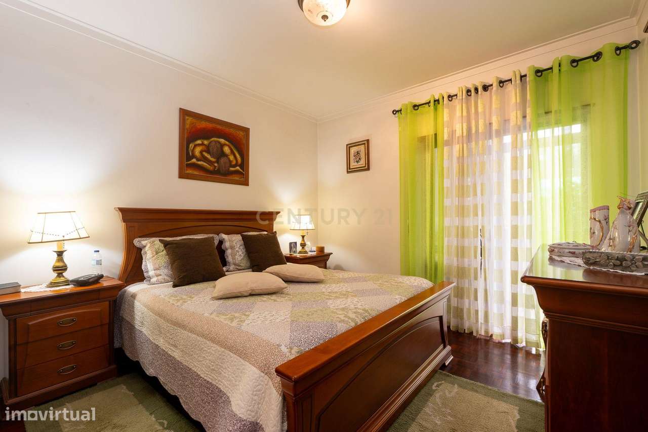 Apartamento de tipologia T2, com box e varandas, localizado em Rio de-18