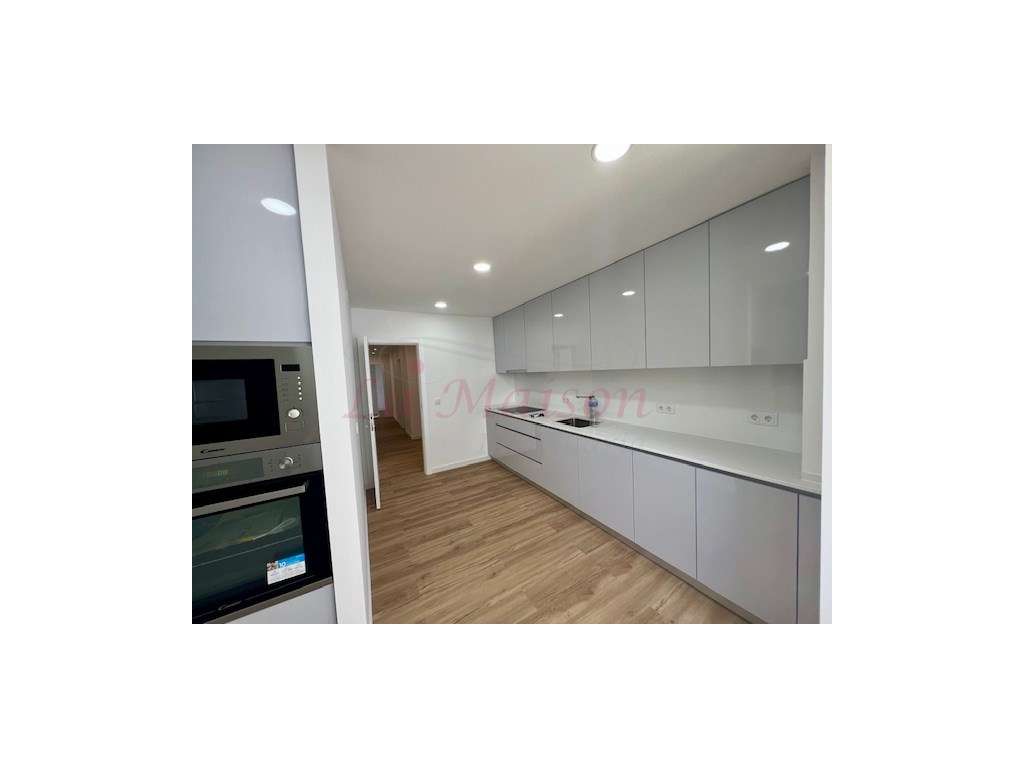 Apartamento T3 totalmente remodelado na Amadora-2