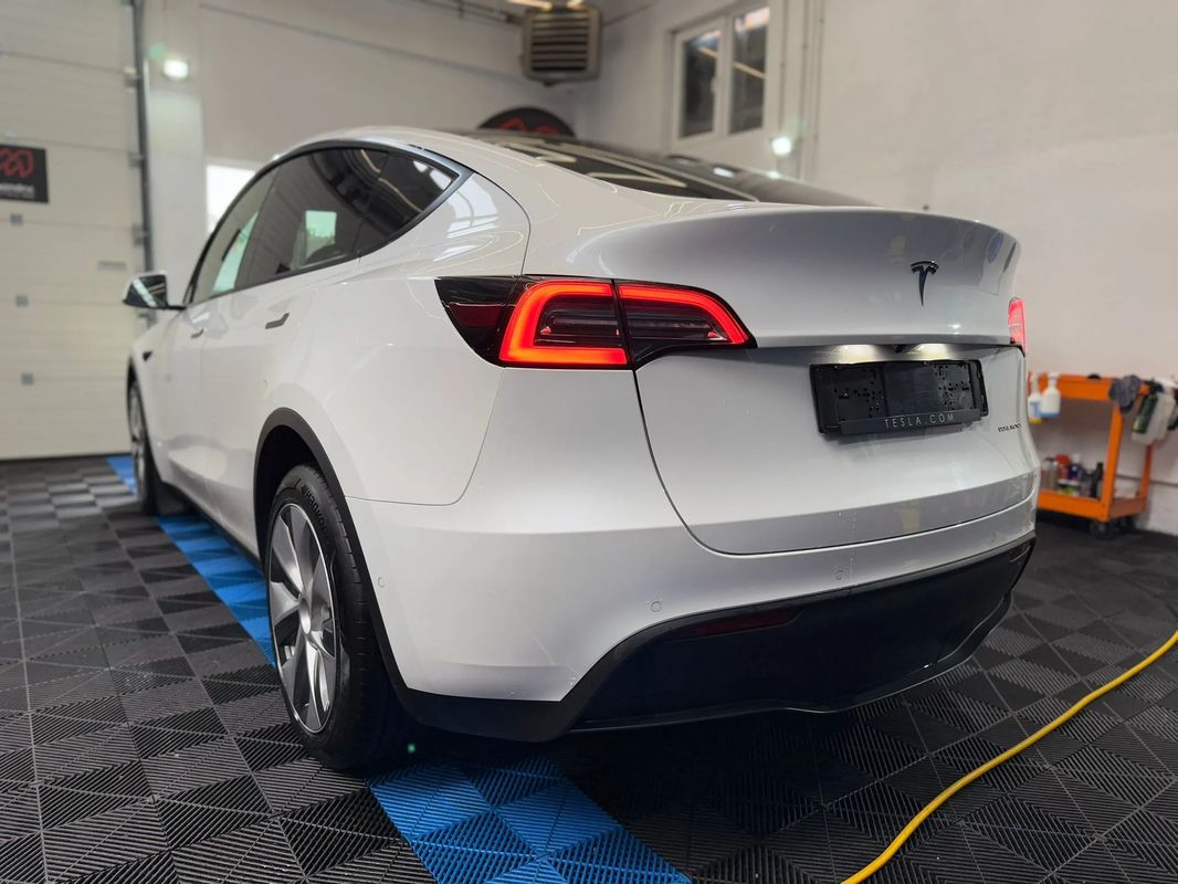 Tesla Model Y Long Range Dual Motor AWD - 17