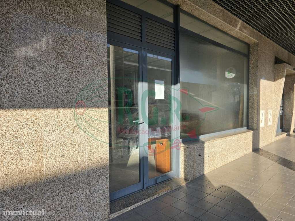 Loja de Rua c/ Montra | São Cosme-2