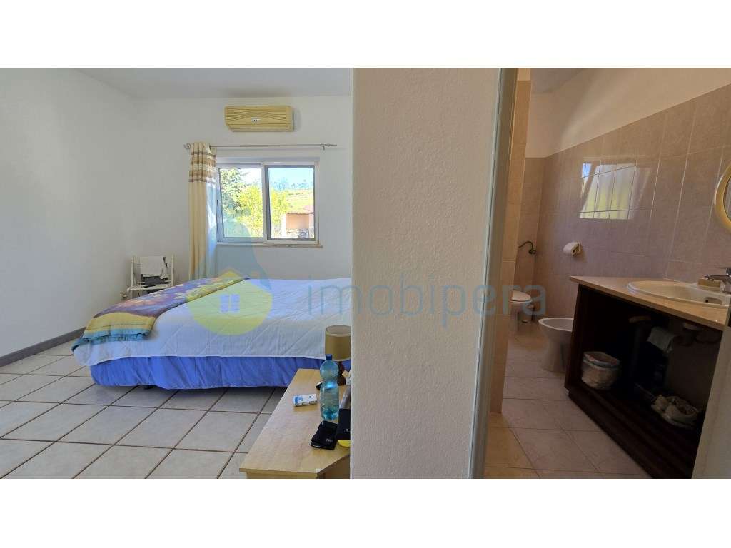 Moradia V4 com piscina e uma vista deslumbrante-12