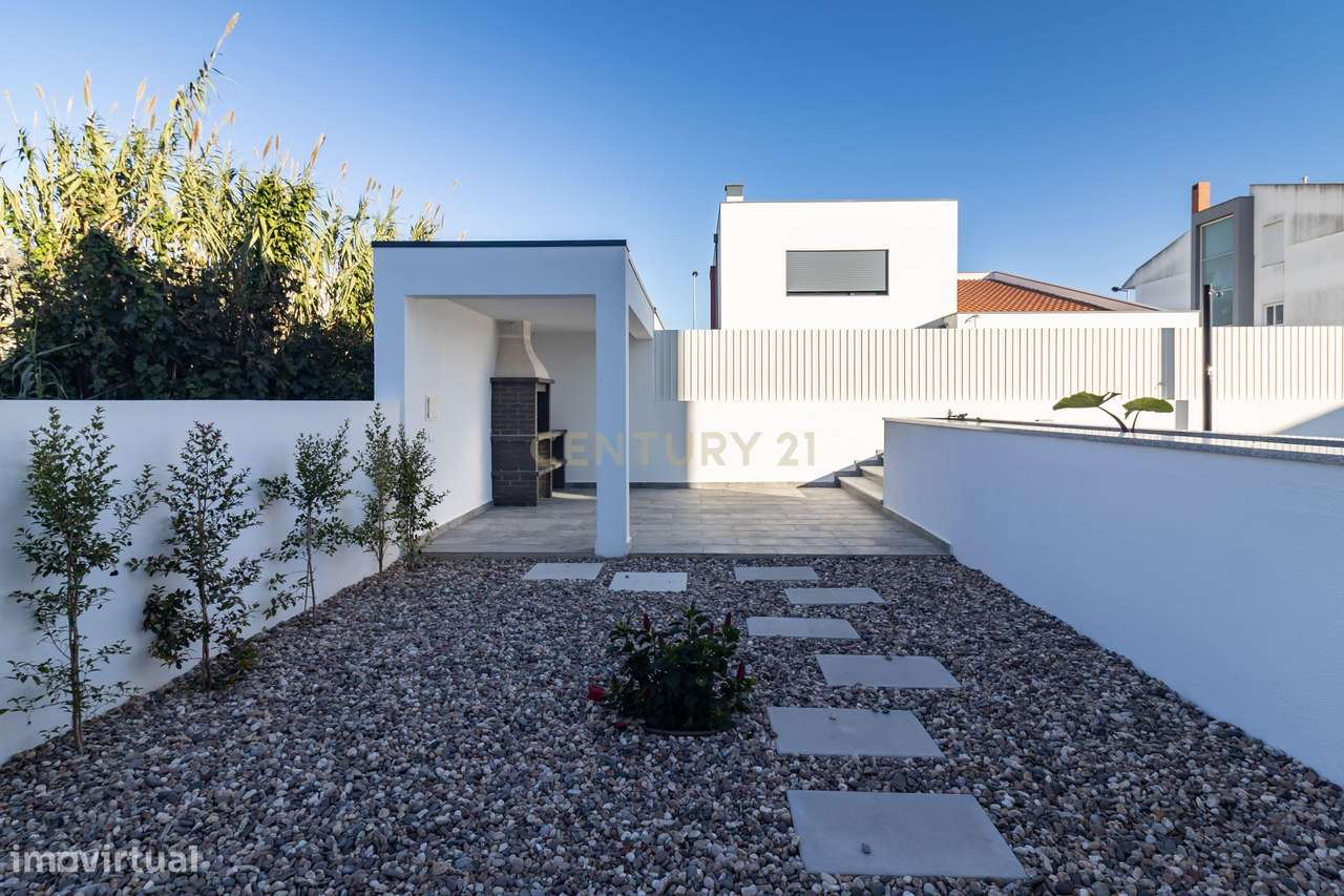 Moradia Nova T4 com piscina e garagem - Sobreda - Charneca de Caparica-40