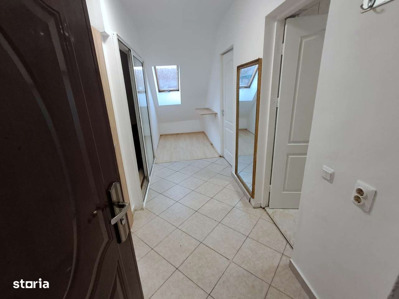 Apartament 1 camera la mansarda cu parcare situat la etajul 3/4-5