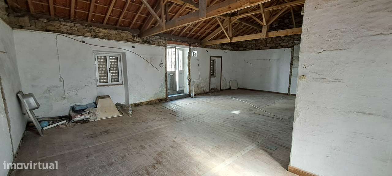 Moradia para restaurar T2 em Miranda do Douro-8