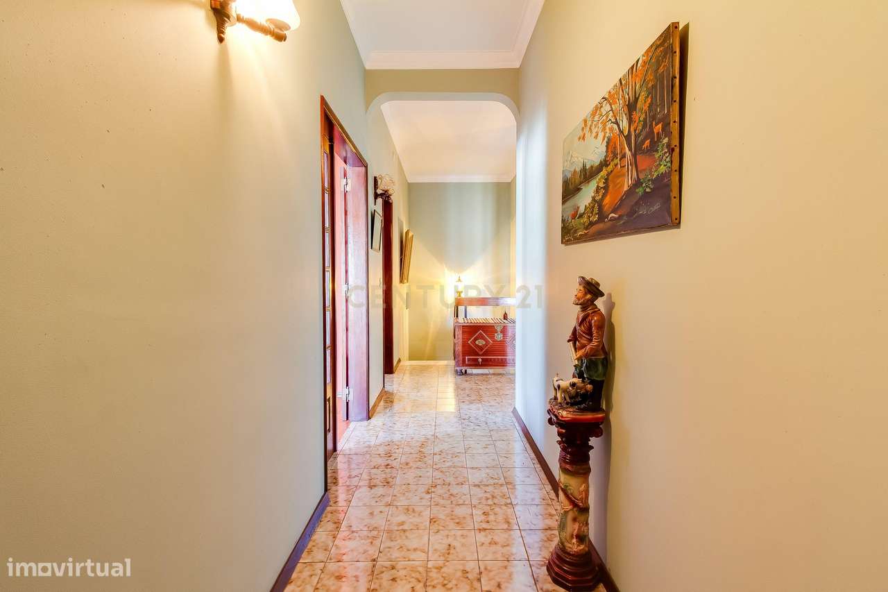 Moradia T4 com Potencial para 2 Frações  Terreno de 8.480 m²  Torres N-29