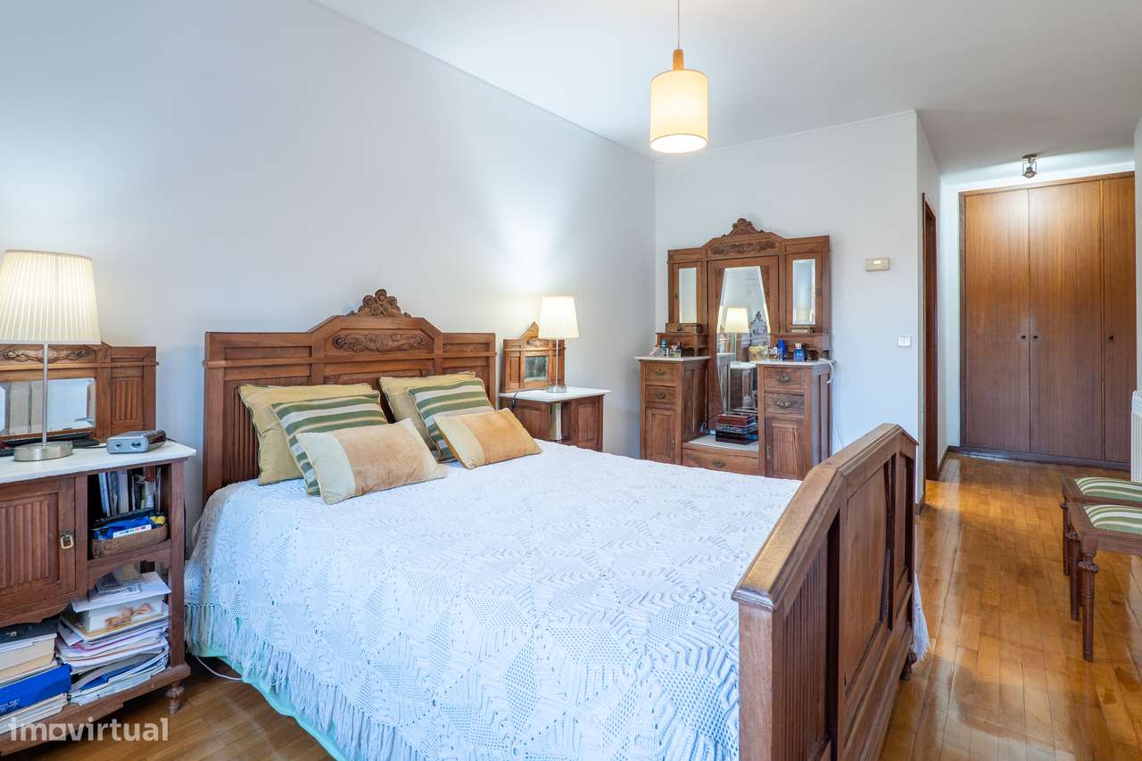 Apartamento T5 Com Excelentes Áreas em Matosinhos-27