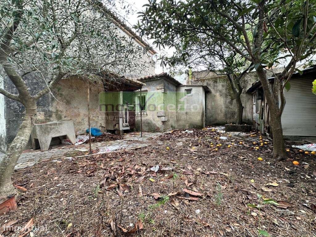 Moradia Geminada T2 em Francos, Rio de Mouro. Para Obras Totais.-12