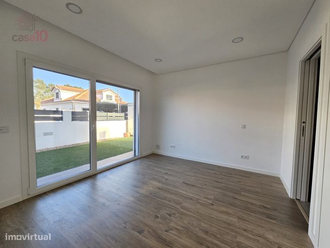 Moradia com piscina, a estrear, para venda em Azeitão-5