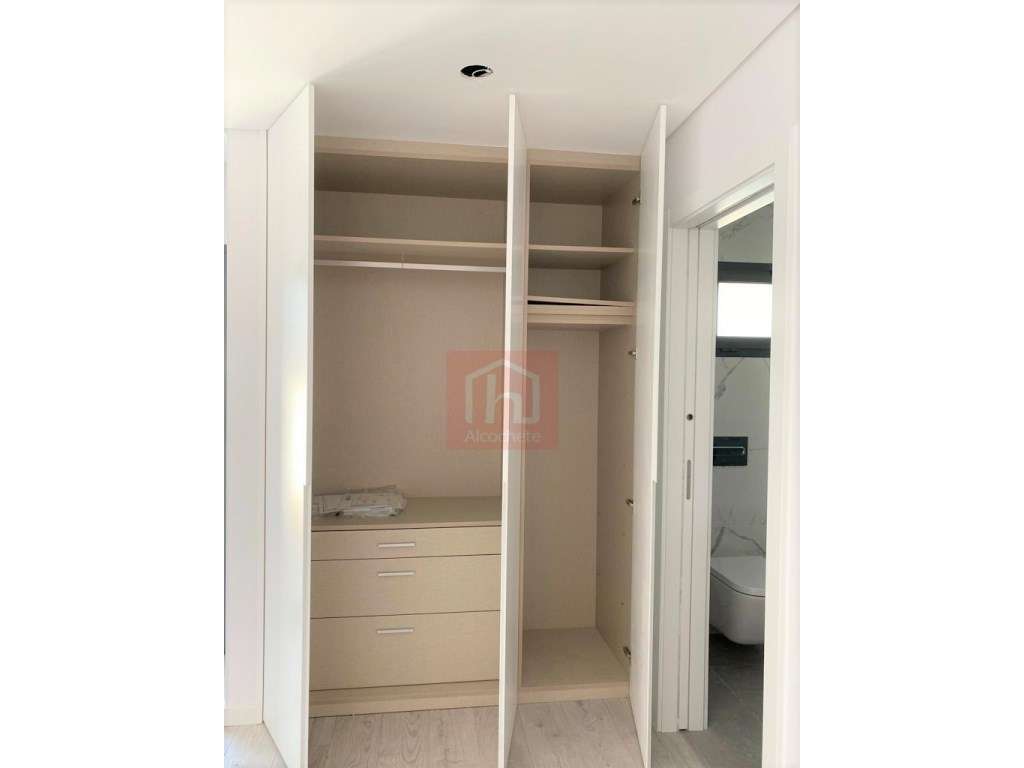 Apartamento T4 Duplex com garagem box no centro de Alcochete-29