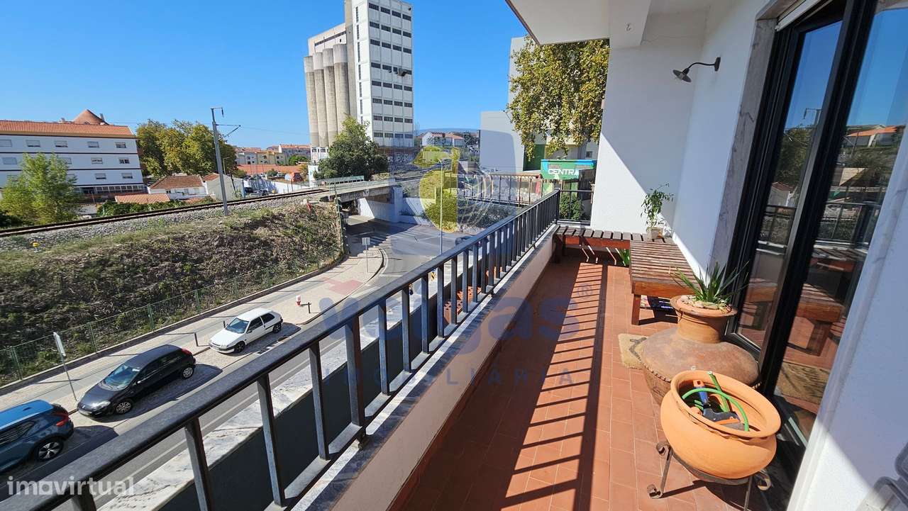Apartamento T4 com 3 WC e Estacionamento-0