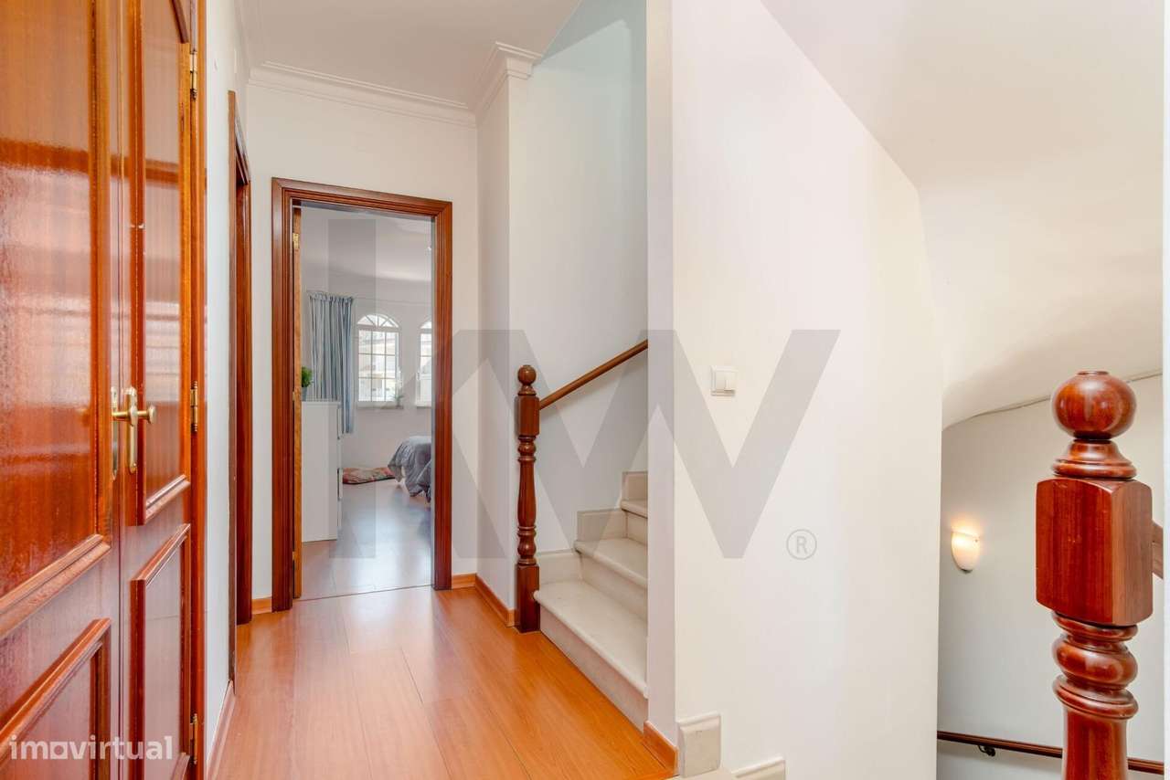 Moradia em Banda T4+1 com Jardim, Garagem e Sótão-41