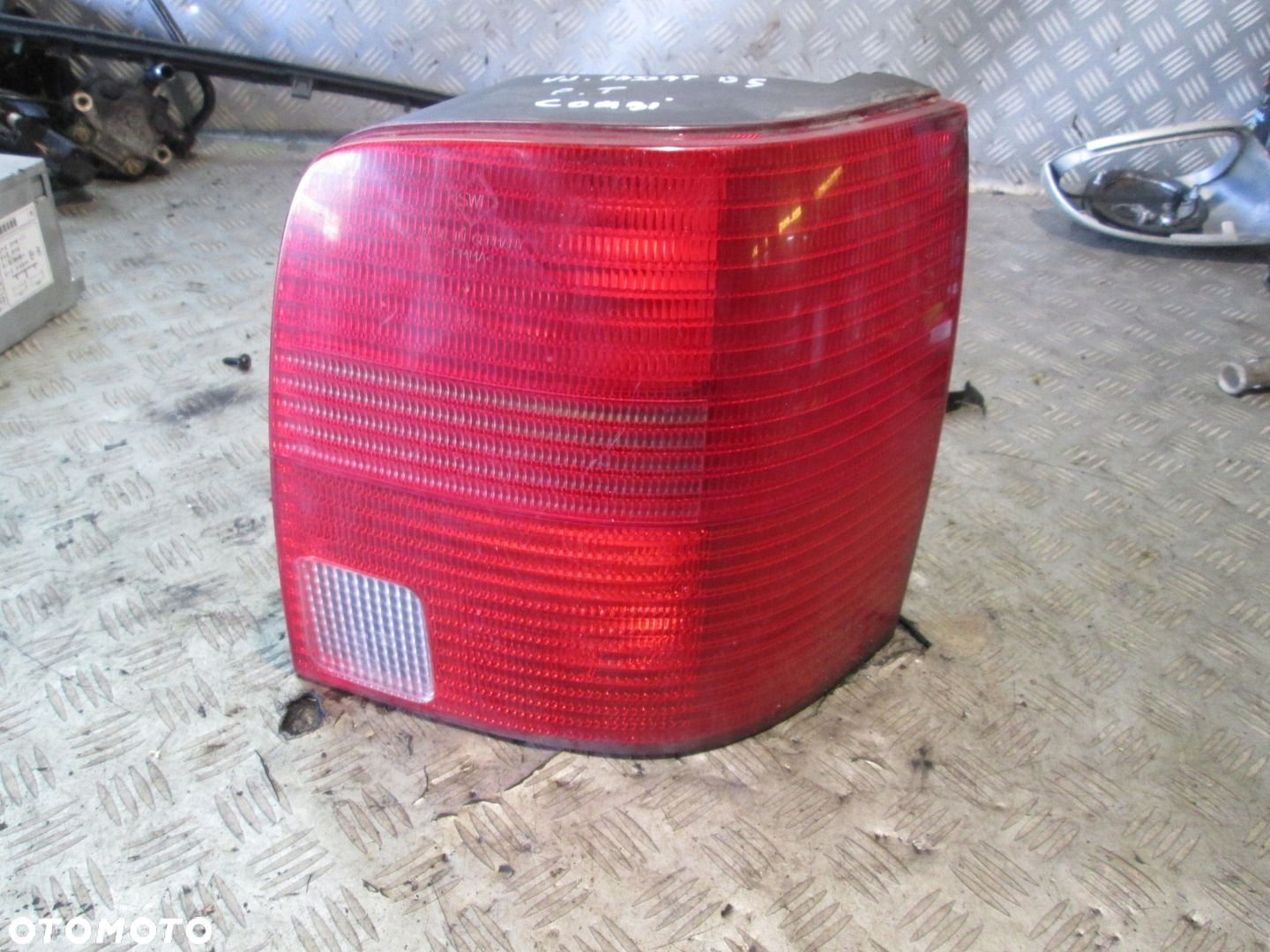 LAMPA PRAWA PRAWY TYŁ TYLNA VW PASSAT B5 KOMBI 97 - 1