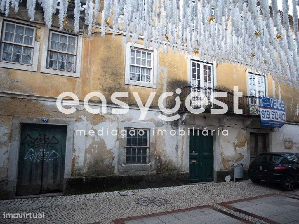 Predio No Centro De Agueda Numa Das Ruas Mais Emblematicas Da Cidade