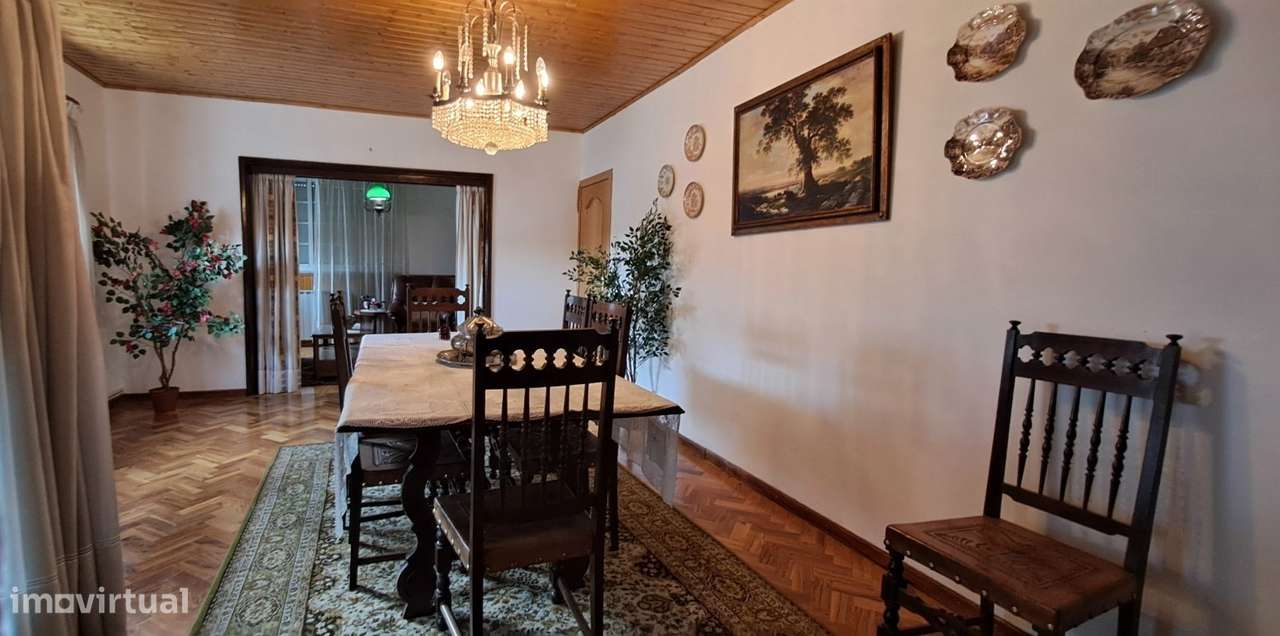 Moradia T5 com garagem e jardim em Miranda do Douro-18