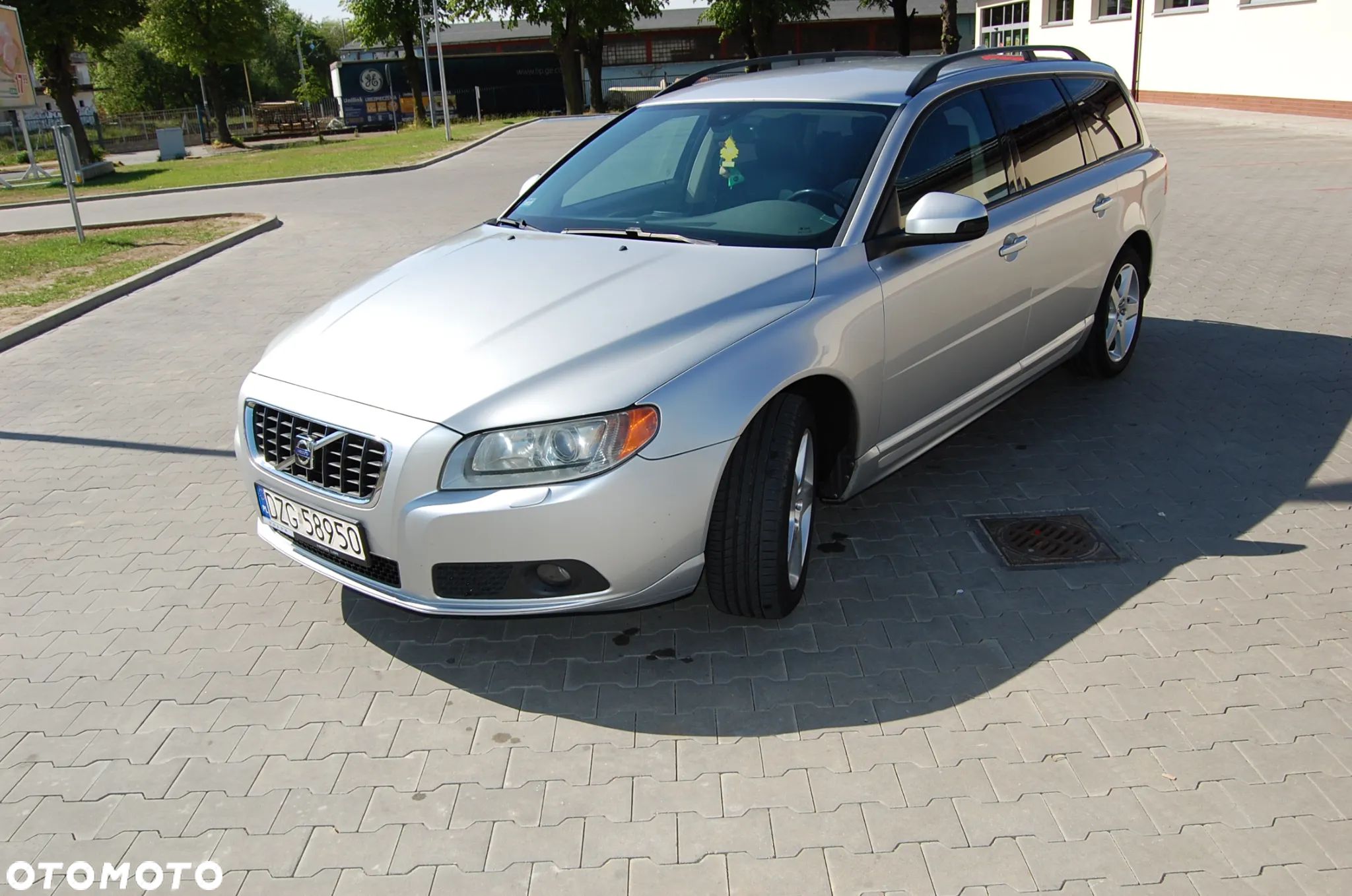 Volvo V70 2.5T Momentum - 1