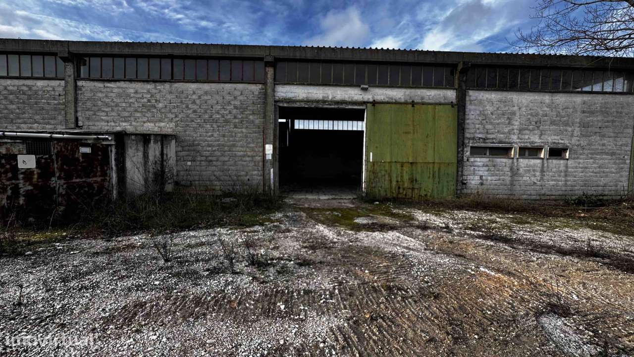 Armazém Industrial em Vila Viçosa com 1827m2 e 2 edifícios de serviços - Grande imagem: 5/42