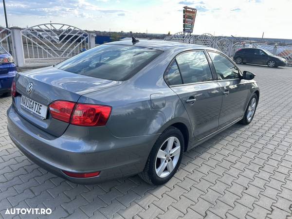 Volkswagen Jetta 1.6 TDI DSG Comfortline - 14