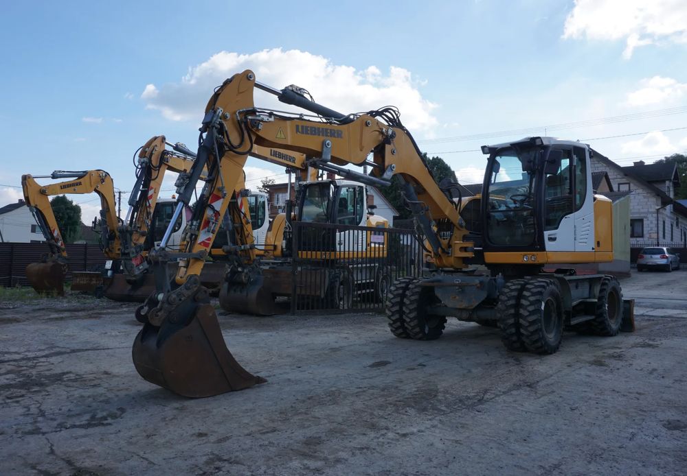 Liebherr A 912 2015