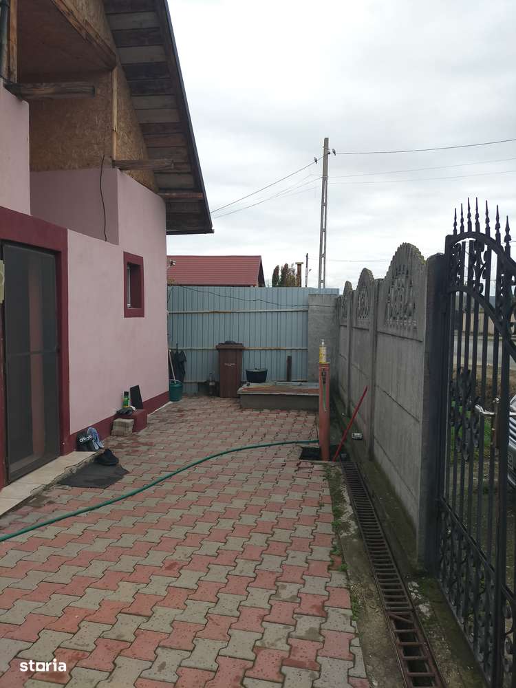 Casă de vânzare în Micești - Purcăreni, la doar 3 km de orașul Mioveni-1