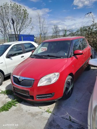 Far Dreapta Skoda Fabia 2009 Hatchback Rosu - 1