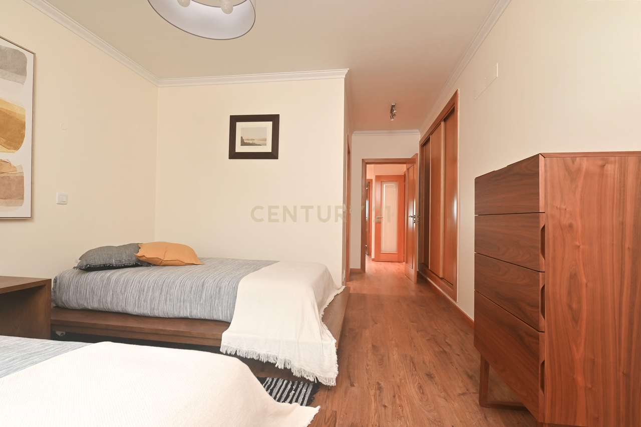 Apartamento T2 com garagem box e acessos adaptados na Urbanização Oute-19