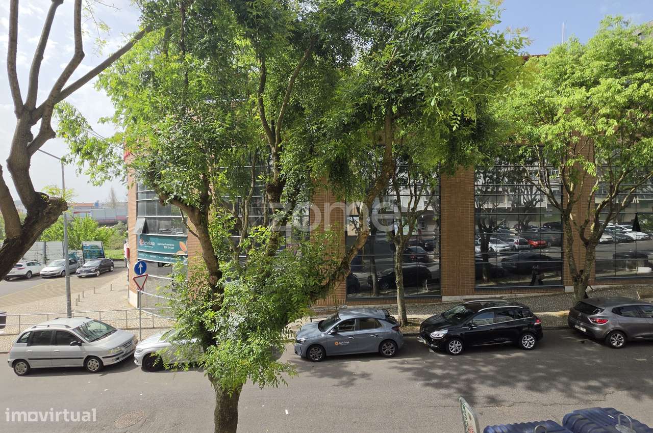 Excelente apartamento T2, situado num 1.º andar, na Buraca-21