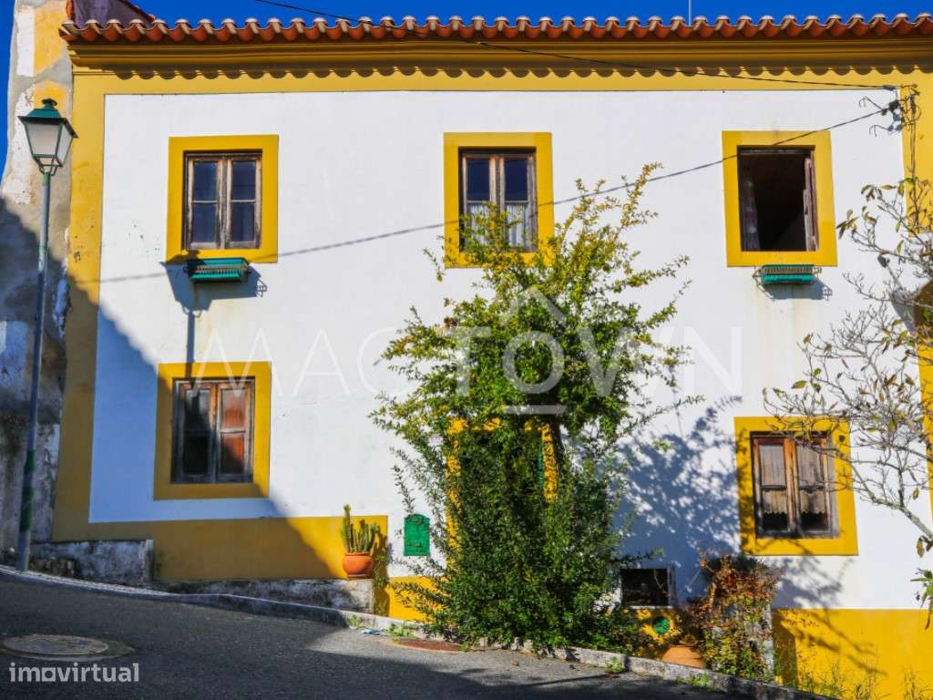 Viva no Centro Histórico numa Moradia Cheia de Caráter-22