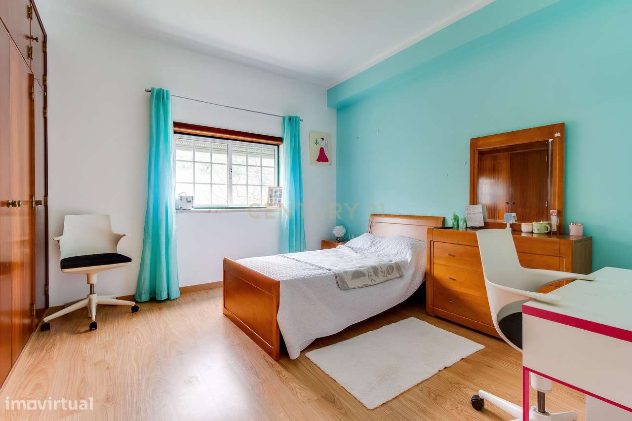 Prédio com 2 apartamentos+garagem+terreno-31