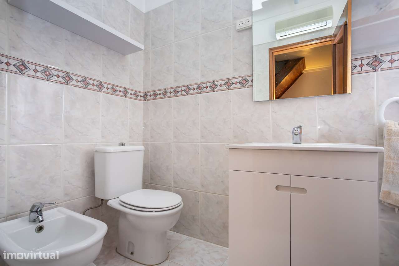 Moradia Geminada com Jardim, Cave e Garagem.-10