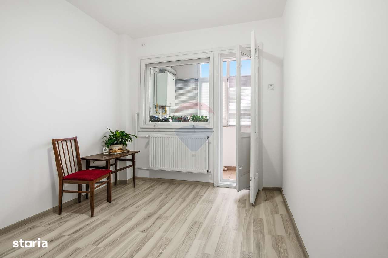 Apartament cu 3 camere de vânzare în zona Palat-2