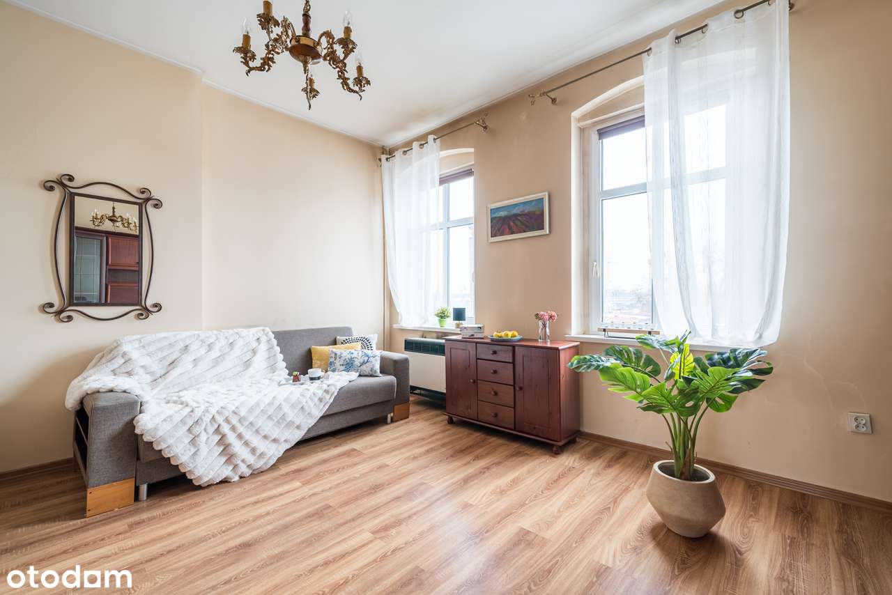 Dwustronne mieszkanie w kamienicy / 2 pokoje / 60 mkw / piwnica-1