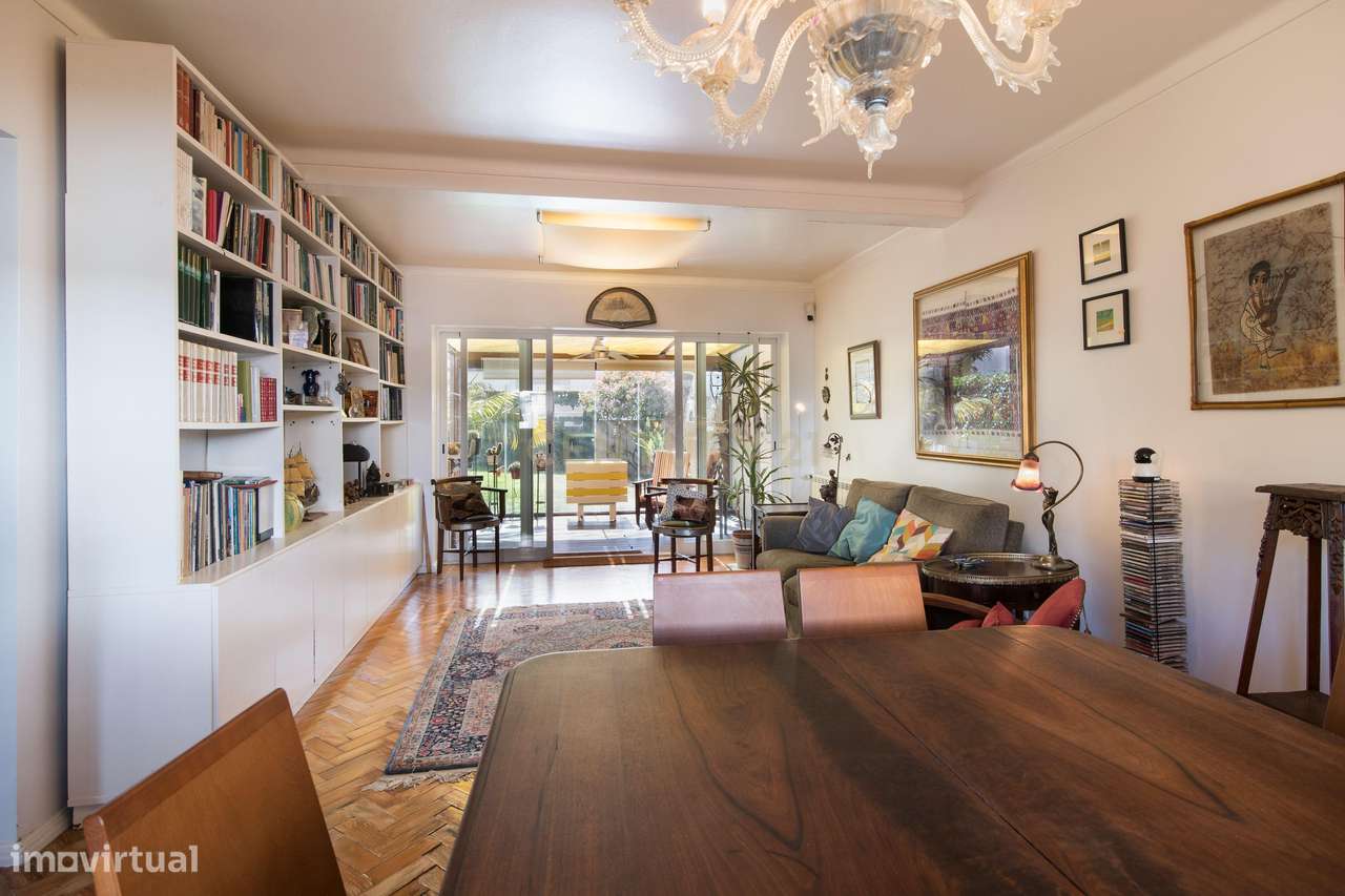 Moradia T3, Remodelada, com Jardim, em zona nobre do Restelo - Grande imagem: 2/48