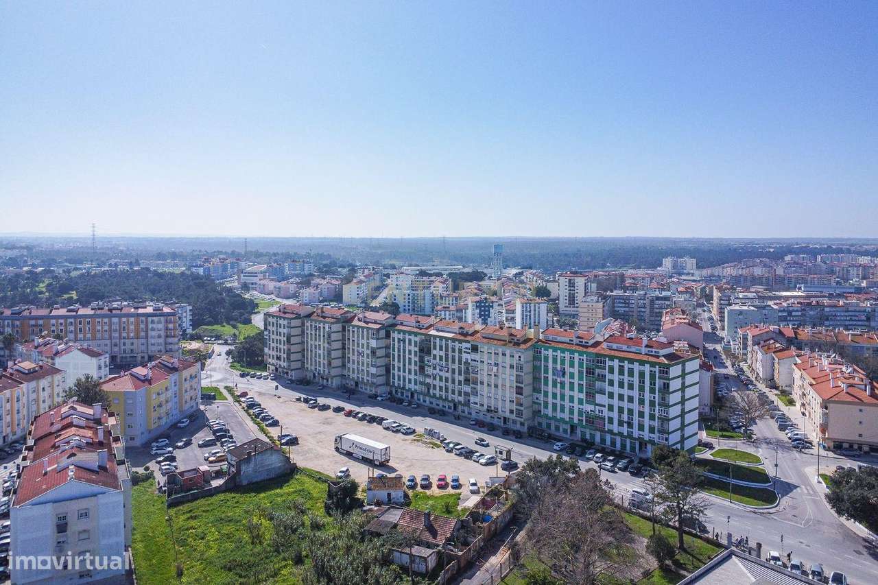 T3 Remodelado com Varanda e Vista para Lisboa – Torre da Marinha, Seix-31