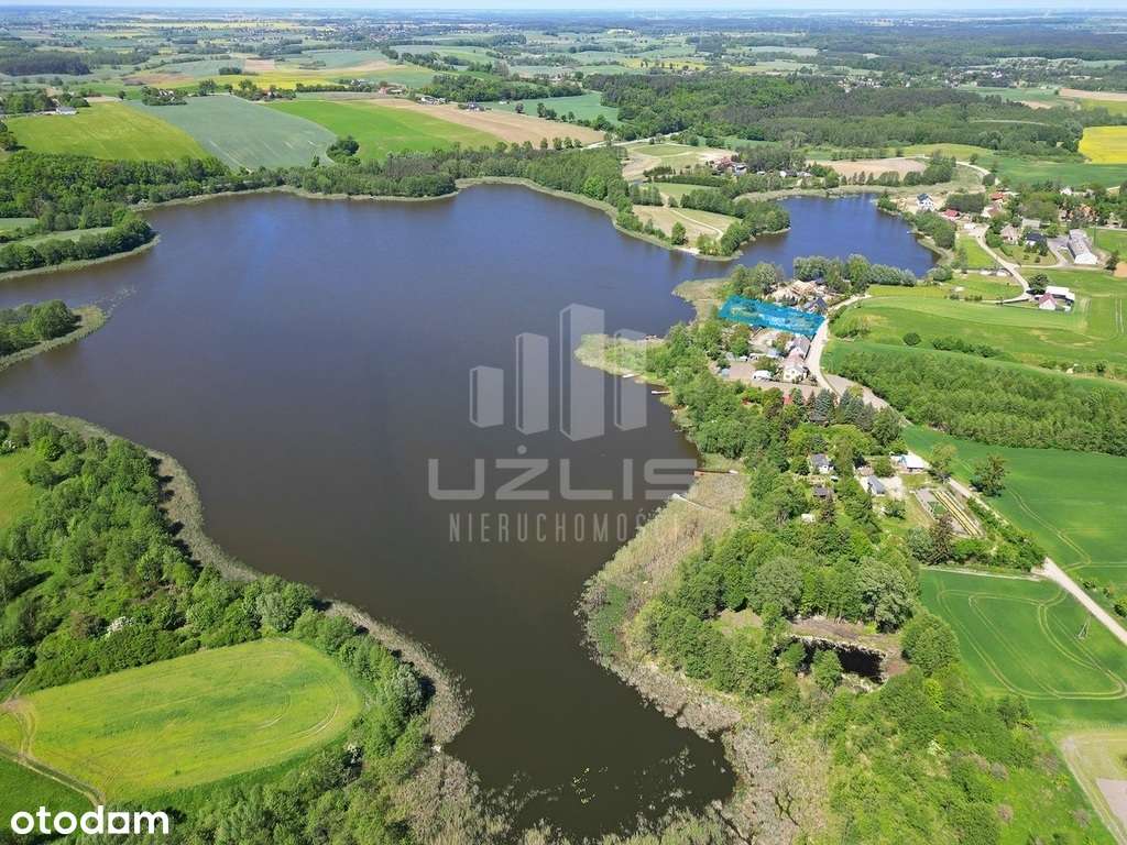 Dom nad jeziorem z linią brzegową-3